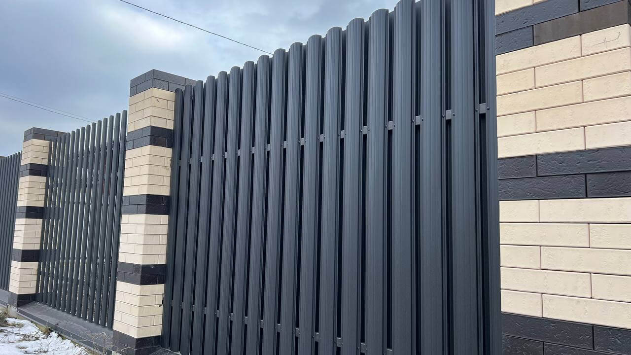 Забор из металлического штакетника RAL9005 Черный МАТТЕ фото 4 в Йошкар-Оле