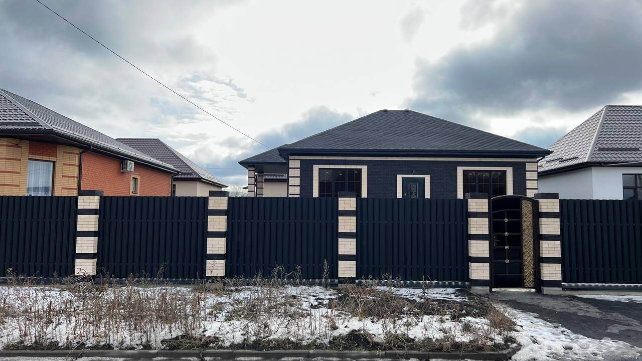 Забор из металлического штакетника RAL9005 Черный МАТТЕ фото 3 в Йошкар-Оле