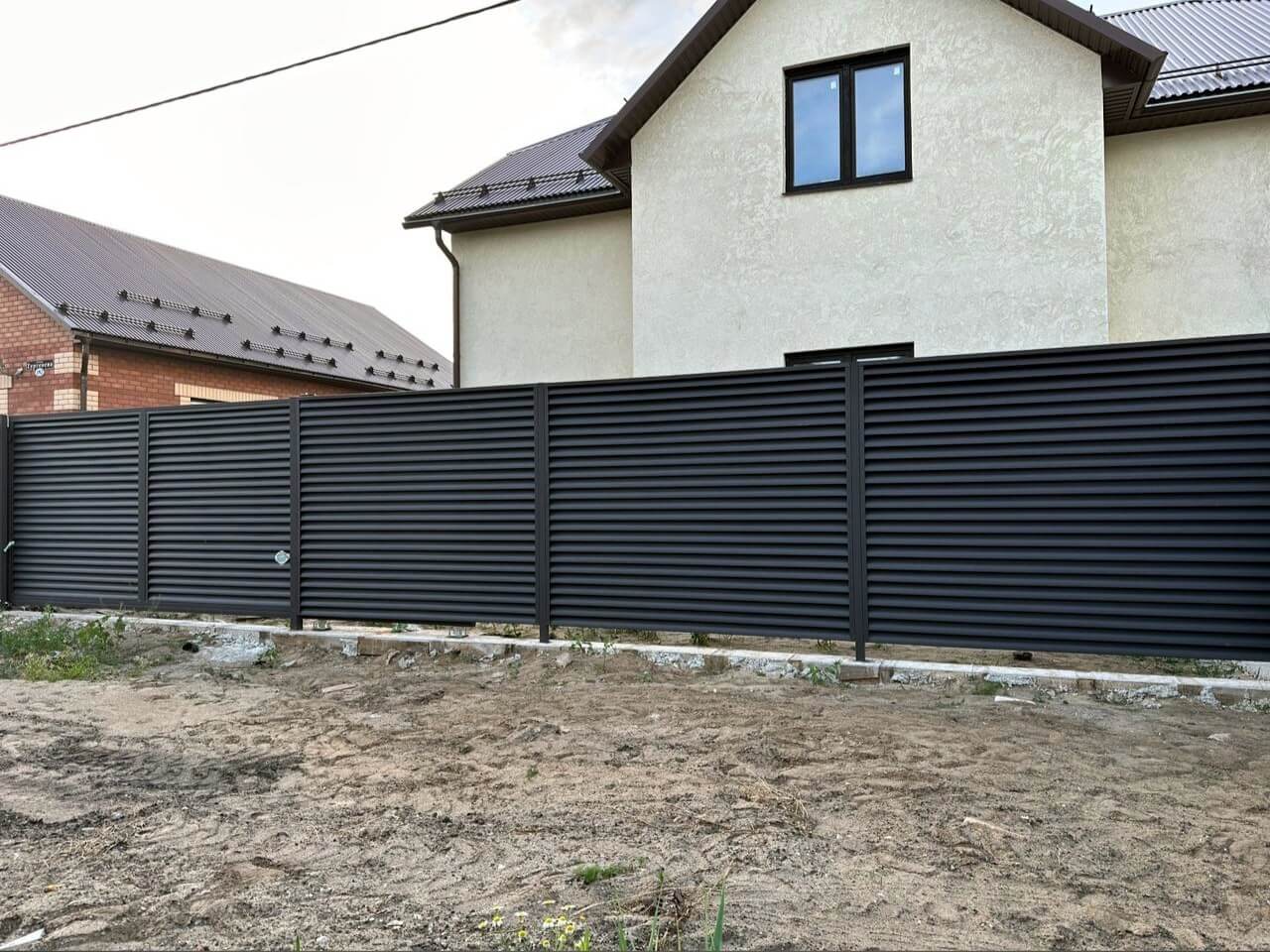 Забор с ламелями еврожалюзи 18м RAL8019/8019 Темный Шоколад МАТТЕ двусторонний фото 1 в Йошкар-Оле