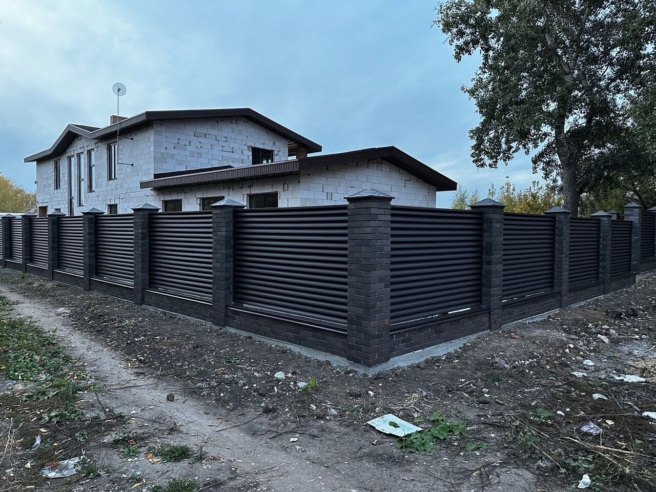Забор из ламелей Еврожалюзи 38м RAL8019/8019 Темный Шоколад двусторонний MATTE фото 2 в Йошкар-Оле