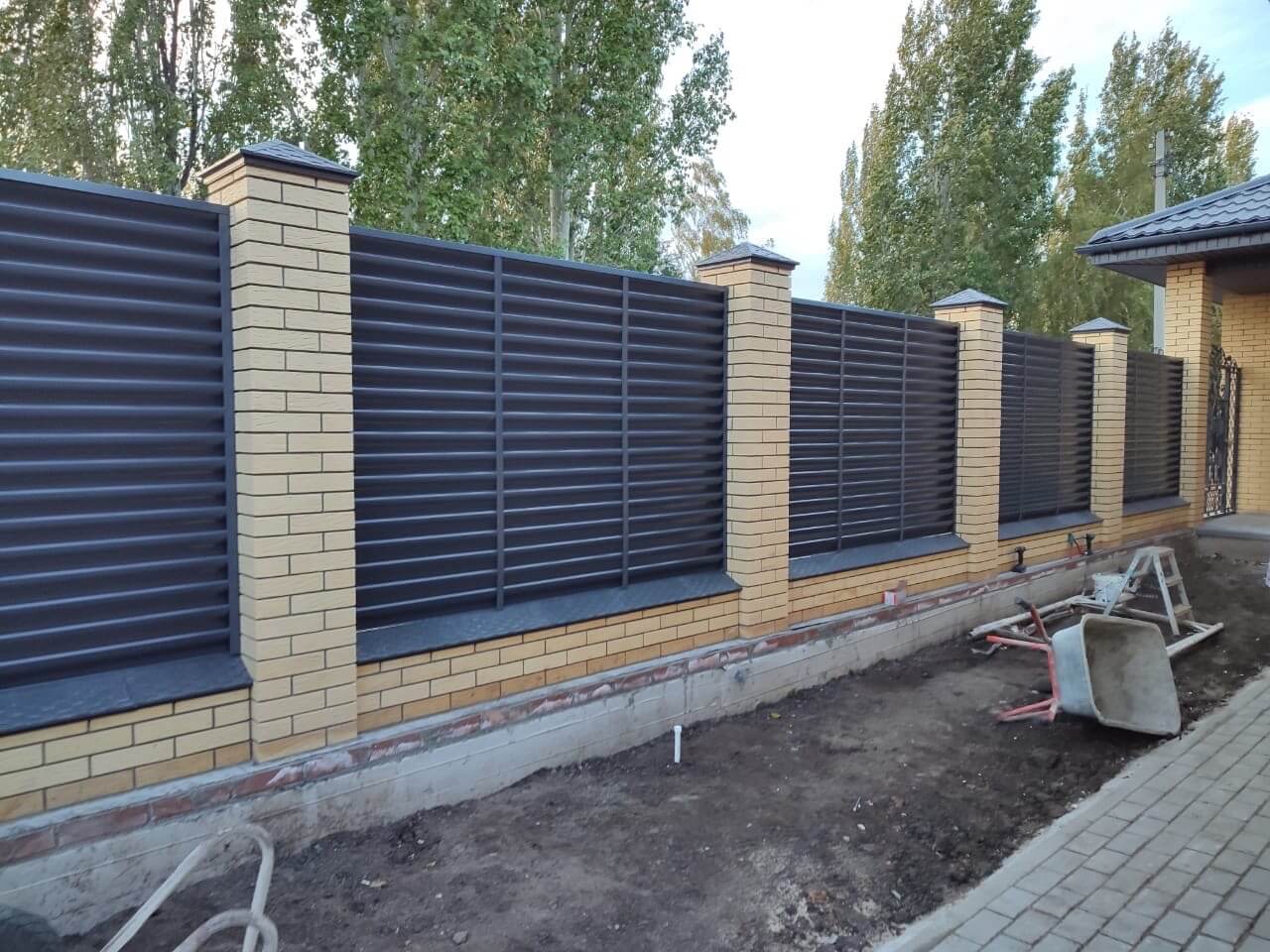 Забор-жалюзи с ламелями Еврожалюзи 16м RAL7024/7024 Серый Графит двусторонний фото 3 в Йошкар-Оле