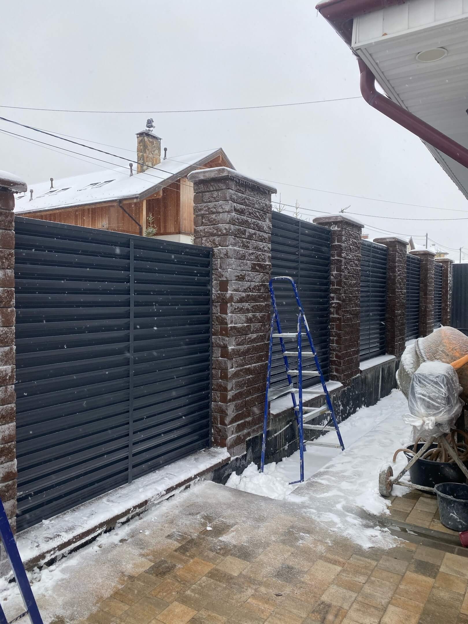 Забор-жалюзи из ламелей ЭКО-Z 44м RAL7024/7024 Серый Графит двусторонний фото 3 в Йошкар-Оле