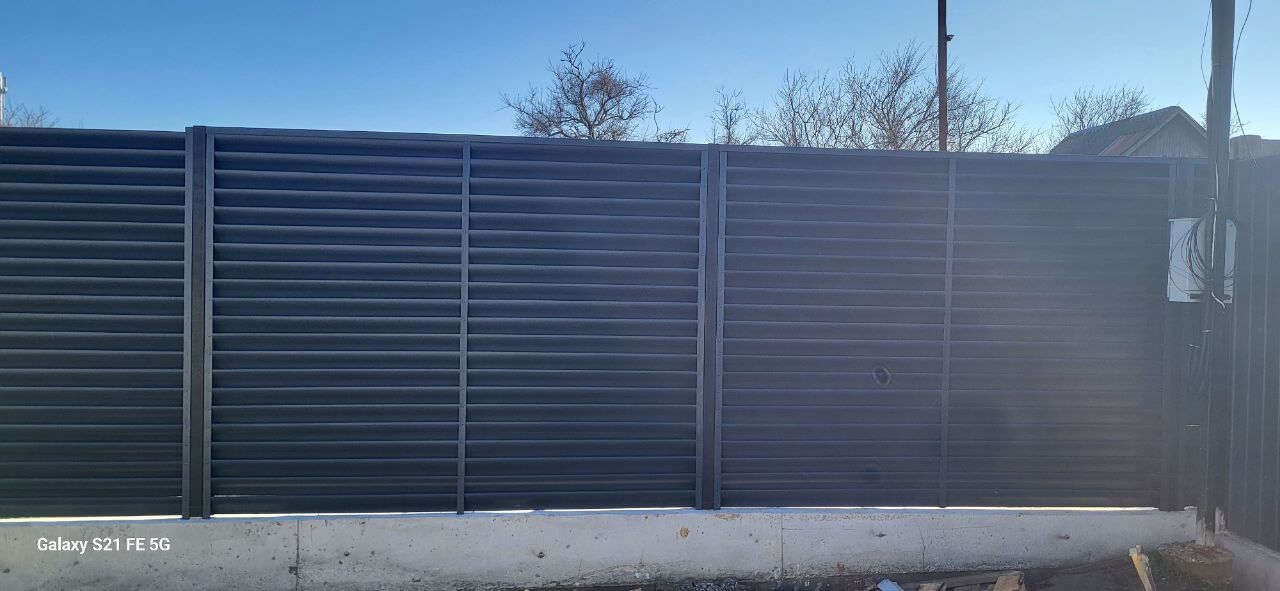 Забор из ламелей еврожалюзи 30м RAL7024/7024 Серый Графит двусторонний фото 6 в Йошкар-Оле