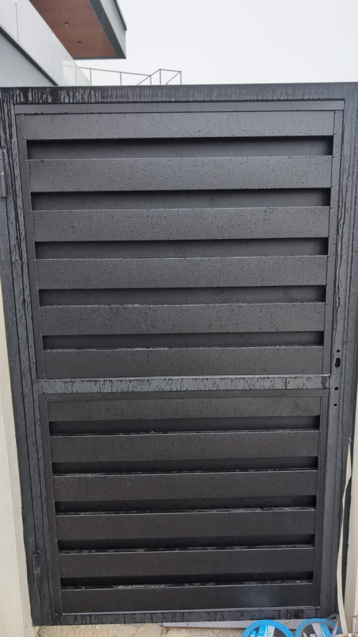 Откатные ворота с калиткой из металлопланкена RAL9005/9005 Черный двусторонний МАТТЕ фото 3 в Йошкар-Оле