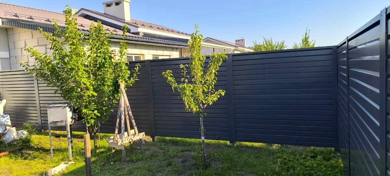 Забор-жалюзи из ламелей Хай-Тек 62м RAL7024/7024 Серый Графит двусторонний фото 4 в Йошкар-Оле