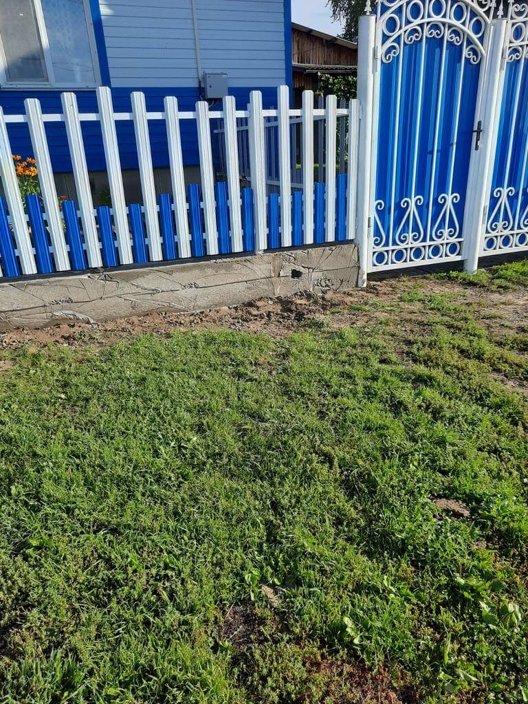 Забор из евроштакетника 14м RAL9003 Белый, RAL5005 Синий Сигнал фото 2 в Йошкар-Оле