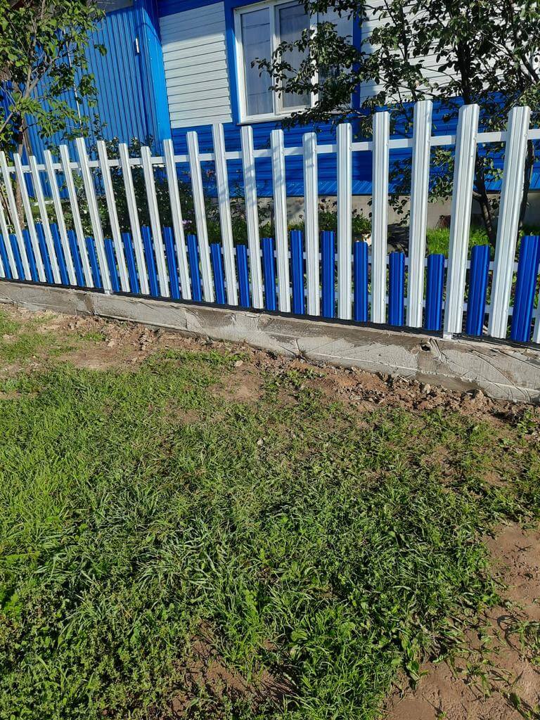 Забор из евроштакетника 14м RAL9003 Белый, RAL5005 Синий Сигнал фото 1 в Йошкар-Оле