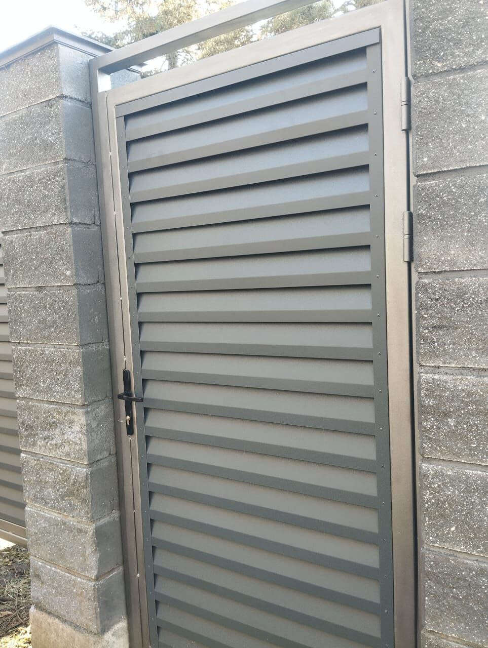 Откатные ворота с калиткой из ламелей Реснички RAL7024/7024 Серый Графит двусторонний МАТТЕ фото 2 в Йошкар-Оле