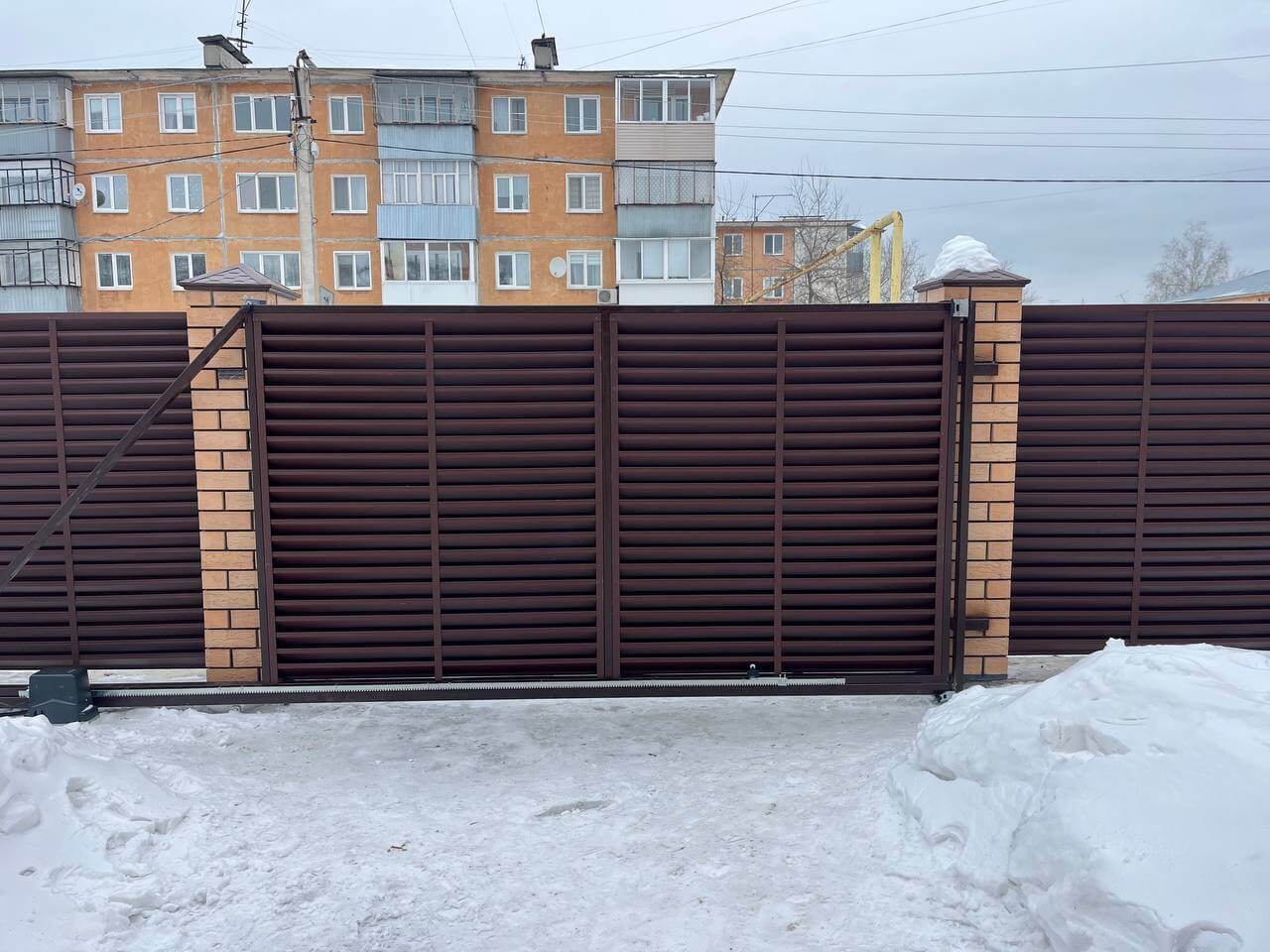 Забор-жалюзи из ламелей ЭКО-Z 87м RAL8017/8017 Шоколад двусторонний МАТТЕ фото 10 в Йошкар-Оле