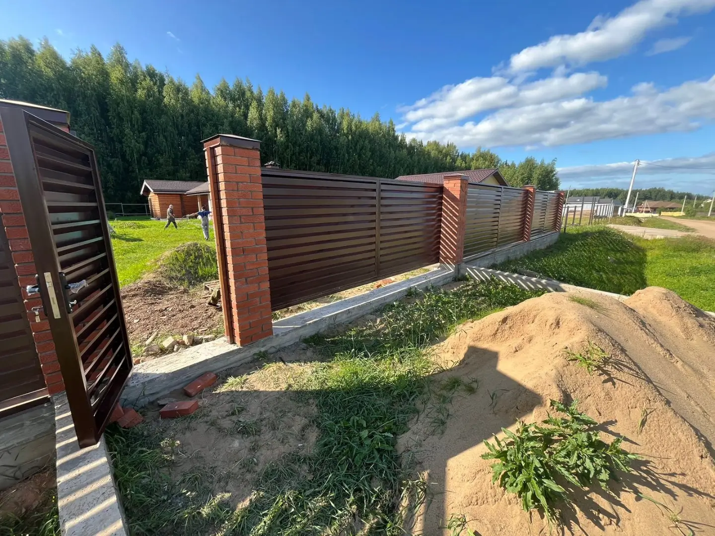 Забор-жалюзи из ламелей Хай-Тек 26м RAL8017/8017 Шоколад двусторонний фото 5 в Йошкар-Оле